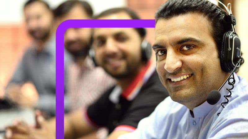 Female customer support employee with headphones.