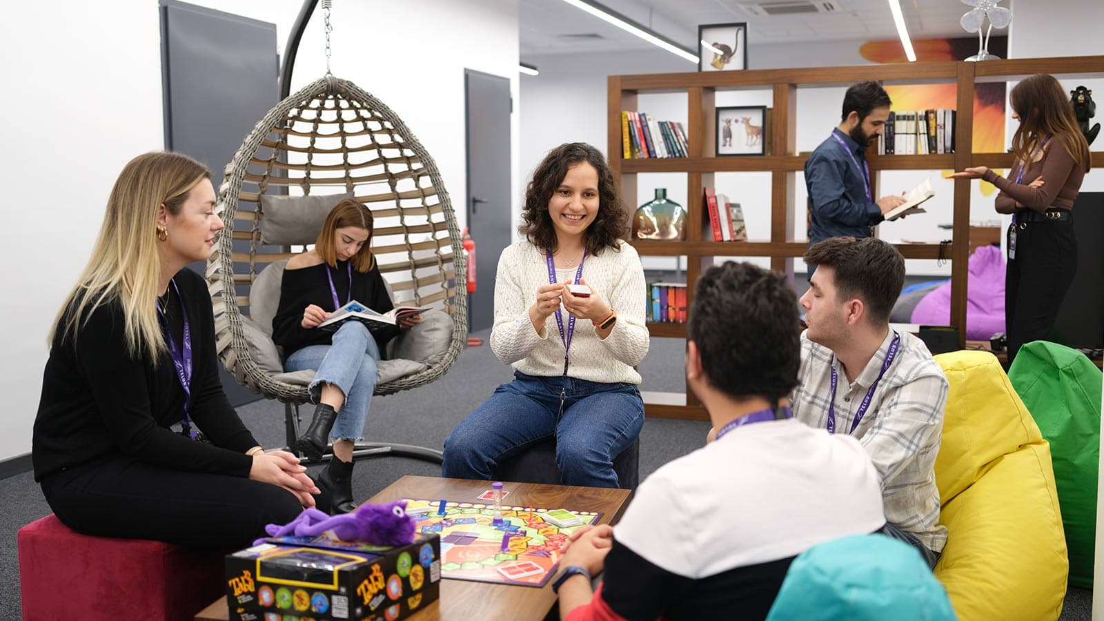Team members play a board game together in one of the relaxation rooms in the Türkiye TELUS International center of excellence.